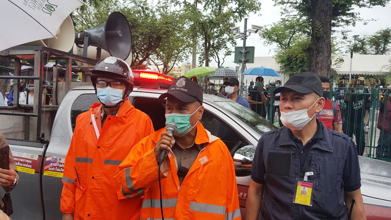 ตำรวจประกาศผ่านเครื่องขยายเสียง เตือนชุมนุมอาจผิดกฎหมาย