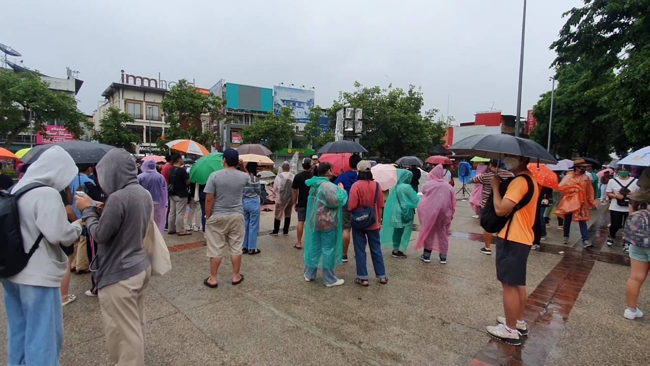 ชาวเชียงใหม่ลุยฝนพายุโนอึล ชุมนุมคู่ขนานกับม็อบสนามหลวง ที่ประตูท่าแพ