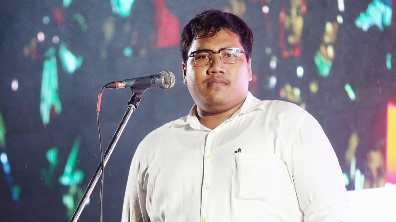 “จ่านิว-หมู่อาร์ม” ขึ้นเวทีปราศรัยโจมตีรัฐบาล อัดความเหลื่อมล้ำกองทัพ