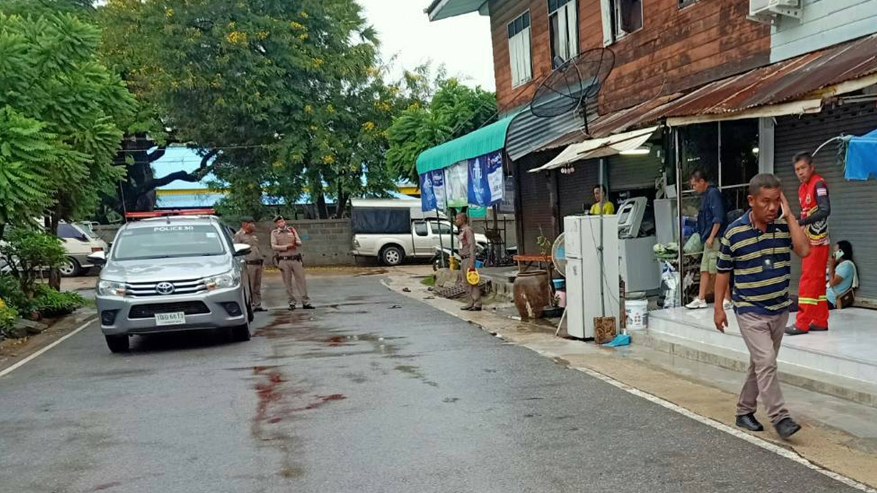 รักสามเส้า ผัวเก่าเชือดคอผัวใหม่ มีดแทงไส้ทะลักดับคาที่ ตำรวจเร่งล่าตัว