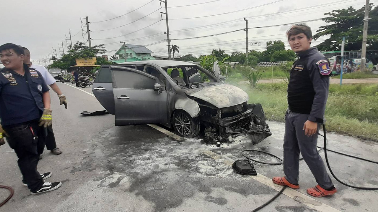 หวิดถูกย่างสด สาวได้กลิ่นสายไฟไหม้ โชคดีพาหลานลงจากรถ ก่อนไฟลุกพึ่บ