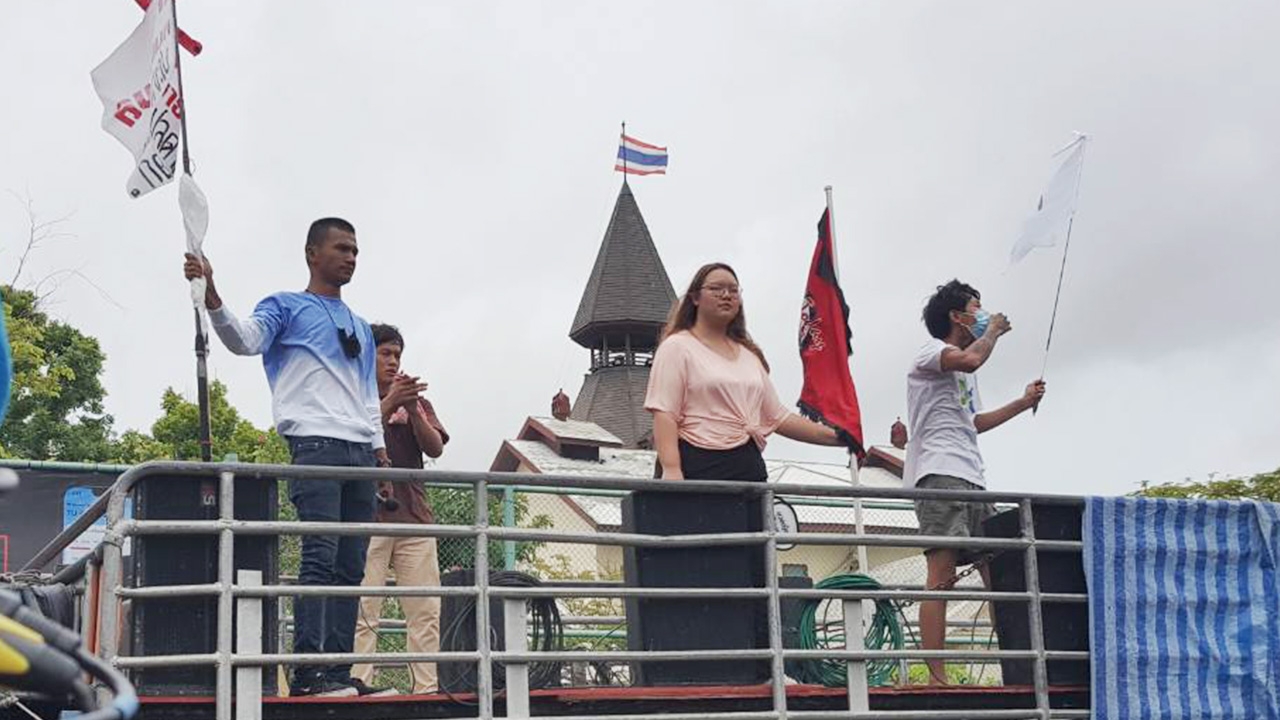 “ไมค์ ระยอง” ลั่น มธ. เป็นของประชาชน ด้านมวลชนจับจองพื้นที่รอฟังปราศรัย