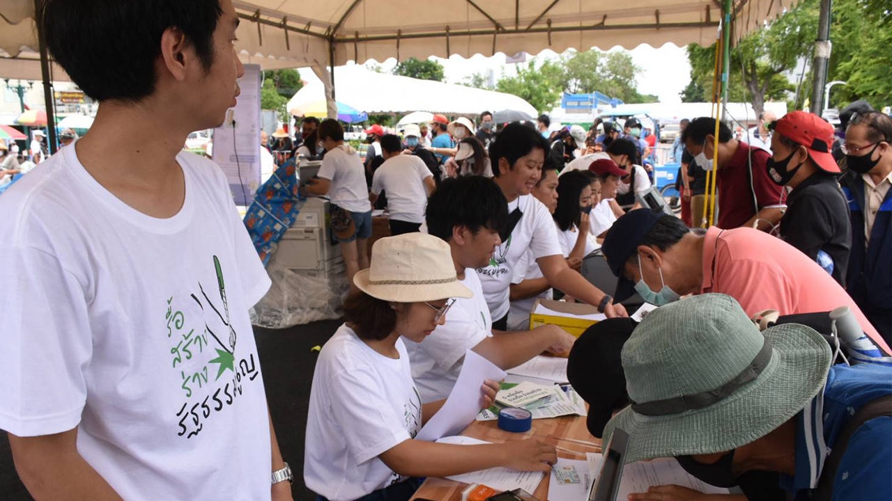 กลุ่ม iLaw ล่ารายชื่อแก้รัฐธรรมนูญ ตั้งเป้าครบแสนคน ในวันนี้