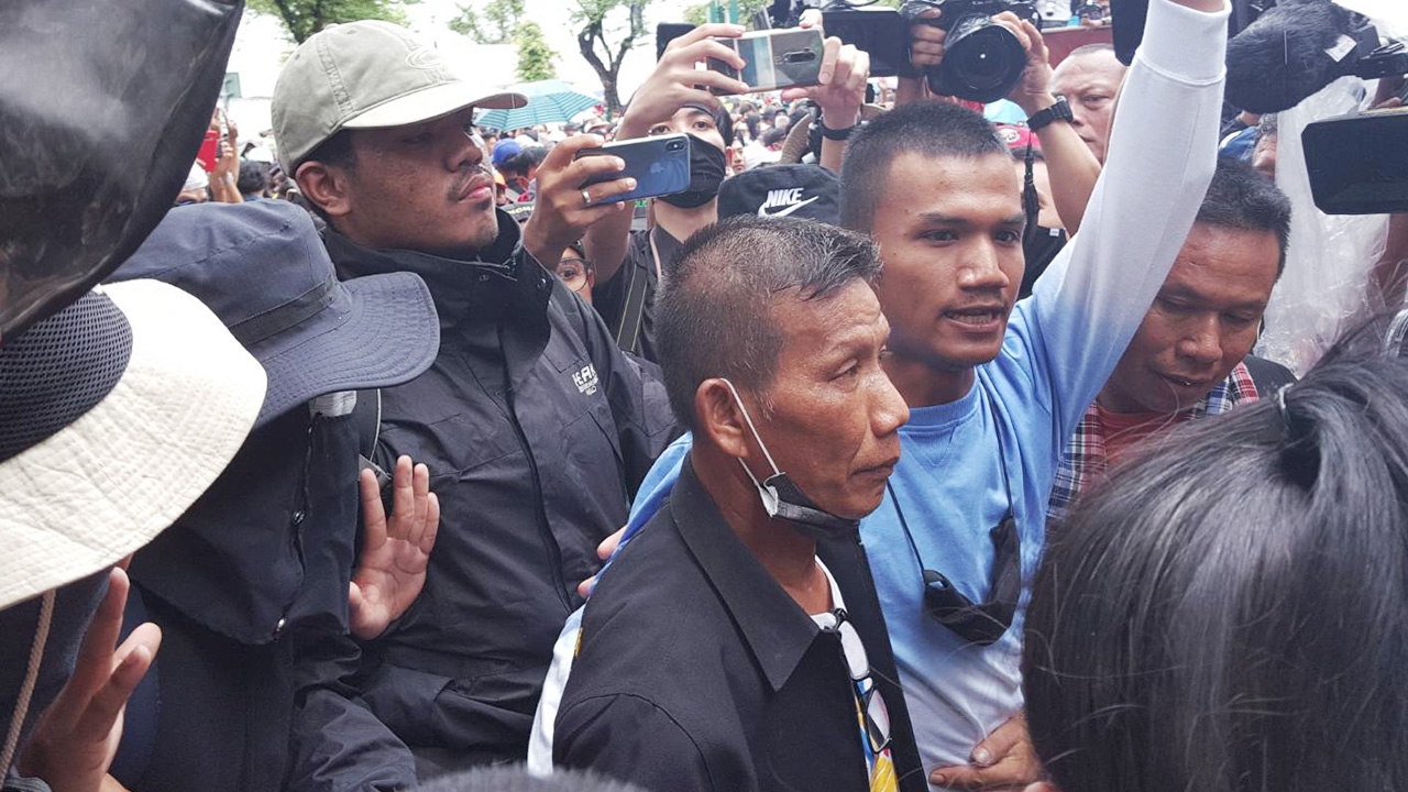 ประมวลภาพ "ไมค์-รุ้ง" นำมวลชน เปิดประตู ปักหลักใน ม.ธรรมศาสตร์ 