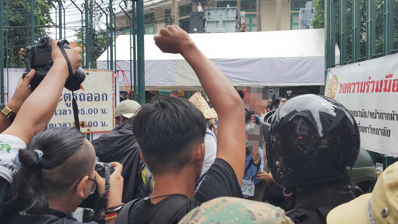 ตัดโซ่ประตูฝั่งท่าพระจันทร์ รับผู้ชุมนุมเข้า มธ. หลัง จนท.ปฏิเสธเปิดให้