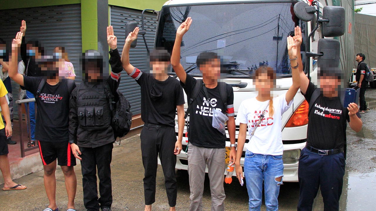 สกัดรถยึดหนังสือ กลุ่มนักศึกษาปลดแอก 50,000 เล่ม มวลชนเผาหุ่นฟางนายกฯ