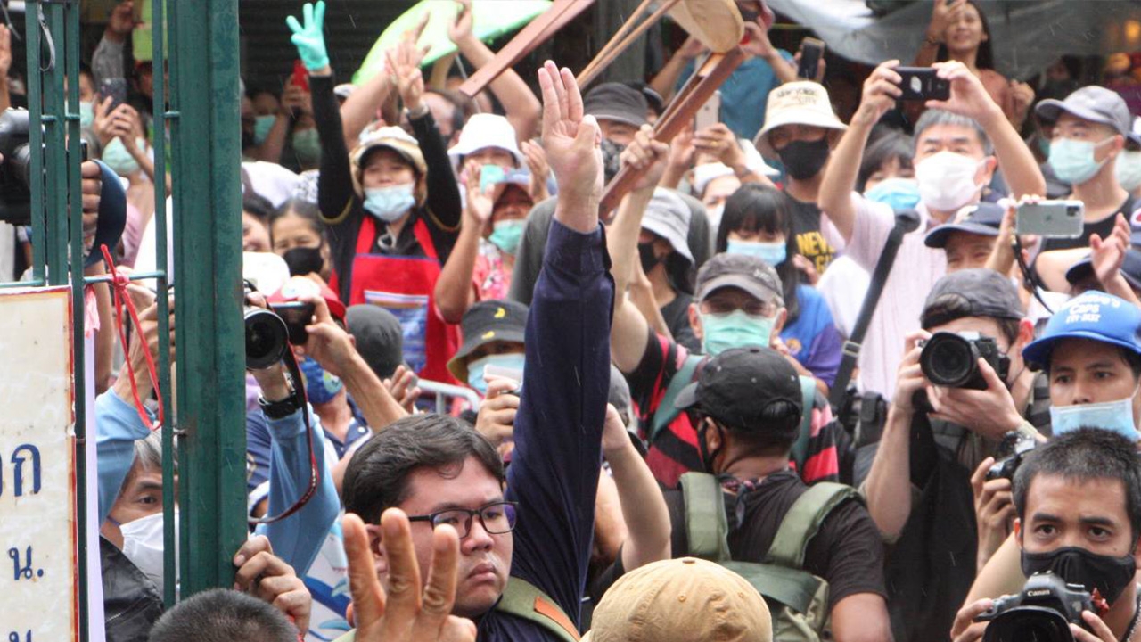 การ์ด นศ. งัดคีมตัดกุญแจเปิดรั้ว มธ. แกนนำมวลชนเข้าสนามฟุตบอล