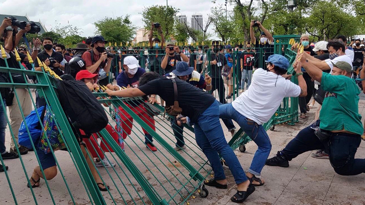 มวลชนดันแผงรั้วเหล็กเข้ายึด "สนามหลวง" ฝั่งที่เป็นเขตหวงห้าม