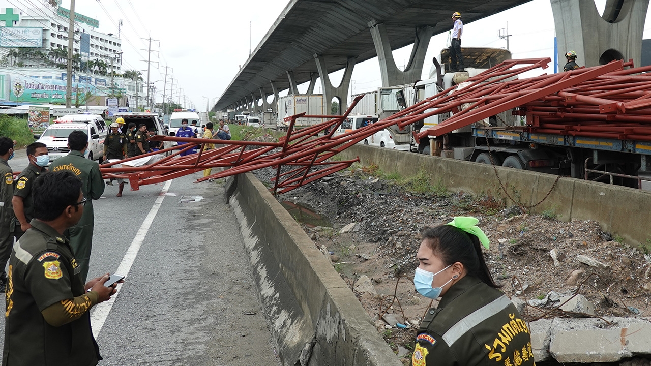 ชนสยองผัวเมียมัดโครงเหล็กโดนหกล้อชนกระแทกตายคาที่ 2 ศพ ริมถนนเทพรัตน