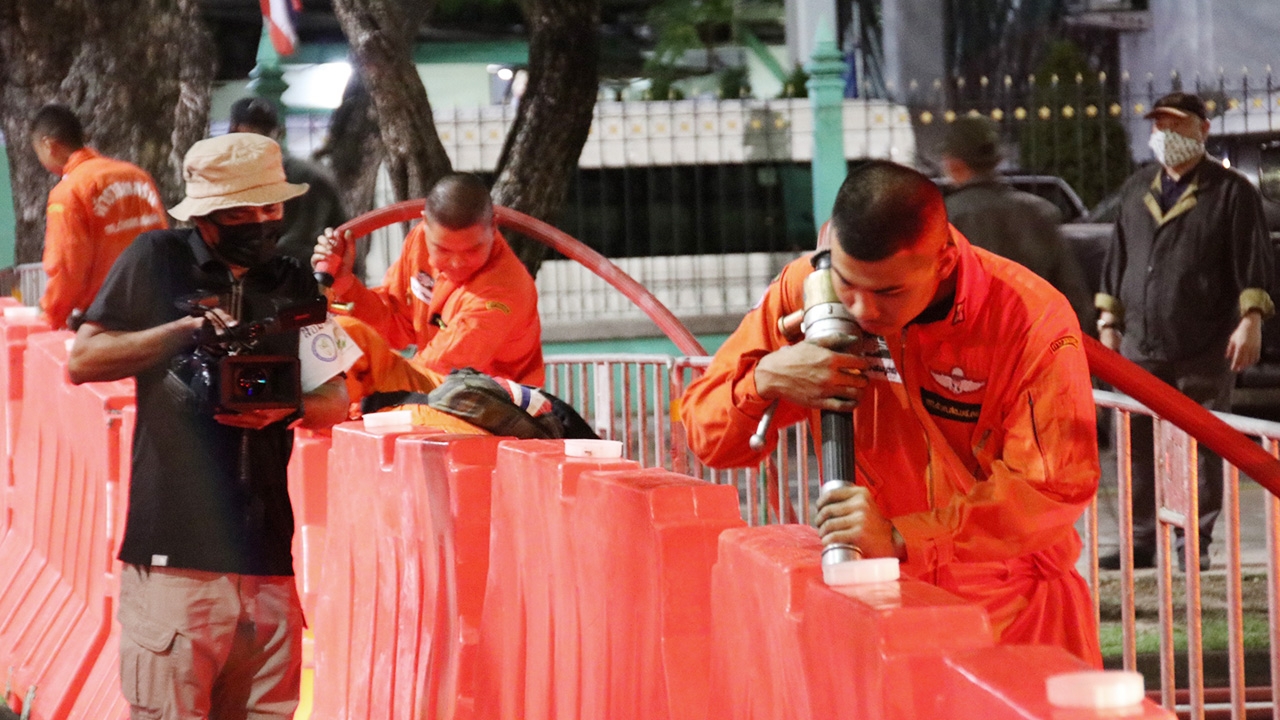 ตำรวจวาง ลวดหนาม-แบริเออร์ ป้องกันไม่ให้ผู้ชุมนุมเข้าใกล้ทำเนียบ