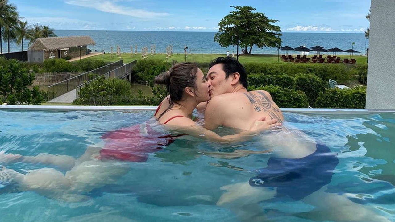 ชาคริต-แอน โชว์ซีนหวานในสระว่ายน้ำ ภรรยาแซ่บซ่อนรูปในชุดแดงแรงฤทธิ์