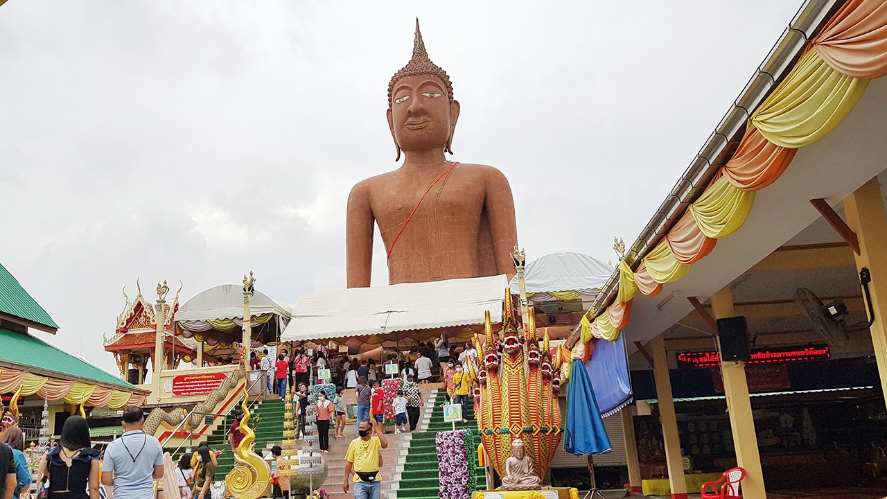 เซียนหวยแห่กราบไหว้ "หลวงพ่อสมหวัง" ยิ้มกว้างได้ "เลขเด็ด" ลุ้นโชค