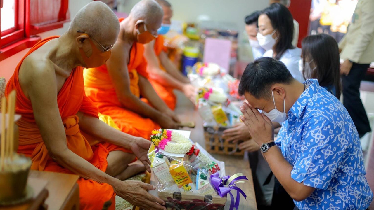 'อนุทิน' ทำบุญวันเกิด ครบ 54 ปี ขอประเทศไทยพ้นภัยโควิด-19 