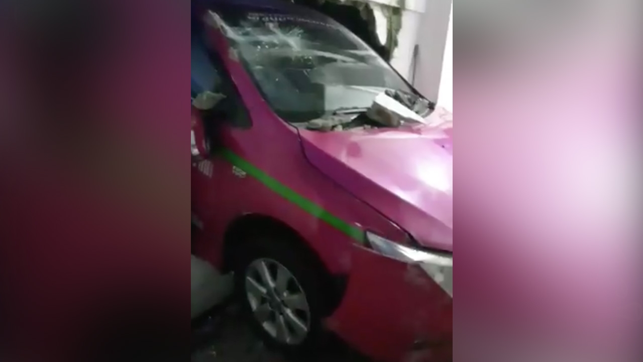 แท็กซี่พุ่งชนกำแพงบ้านทะลุ เจ้าของบ้านไปดู สุดงง ไม่เจอคนขับ (คลิป)