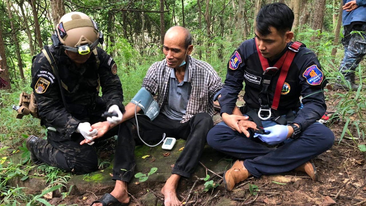 พบแล้วเฒ่าหลงป่าภูรินทร์ 13 ชม. เมียสุดดีใจโผเข้ากอด ก่อนนำส่ง รพ.