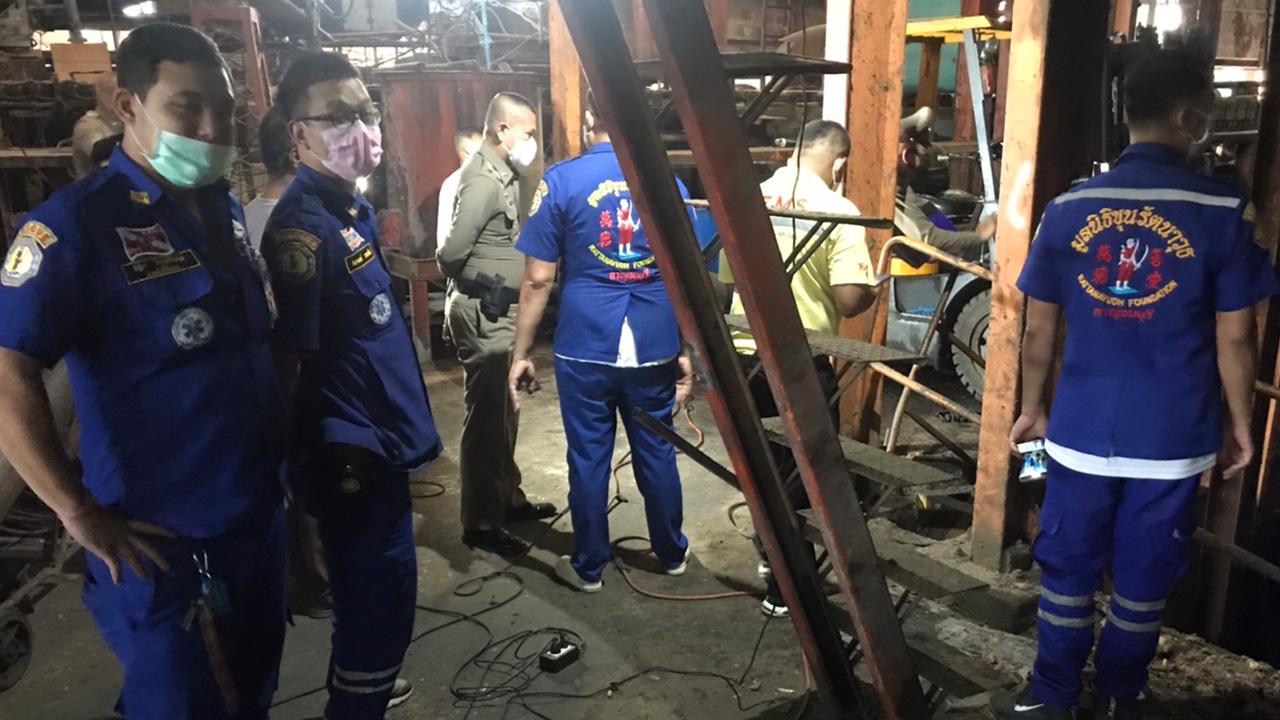 สลิงขาด แท่งเหล็กกว่าตัน หล่นทับร่างหนุ่มโรงงาน กระดูกแหลกดับสยอง