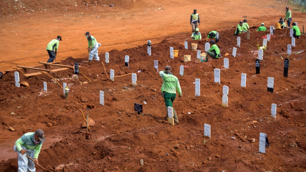 บทลงโทษสไตล์อินโดฯ ให้คนไม่สวมหน้ากากช่วยขุดหลุมศพ