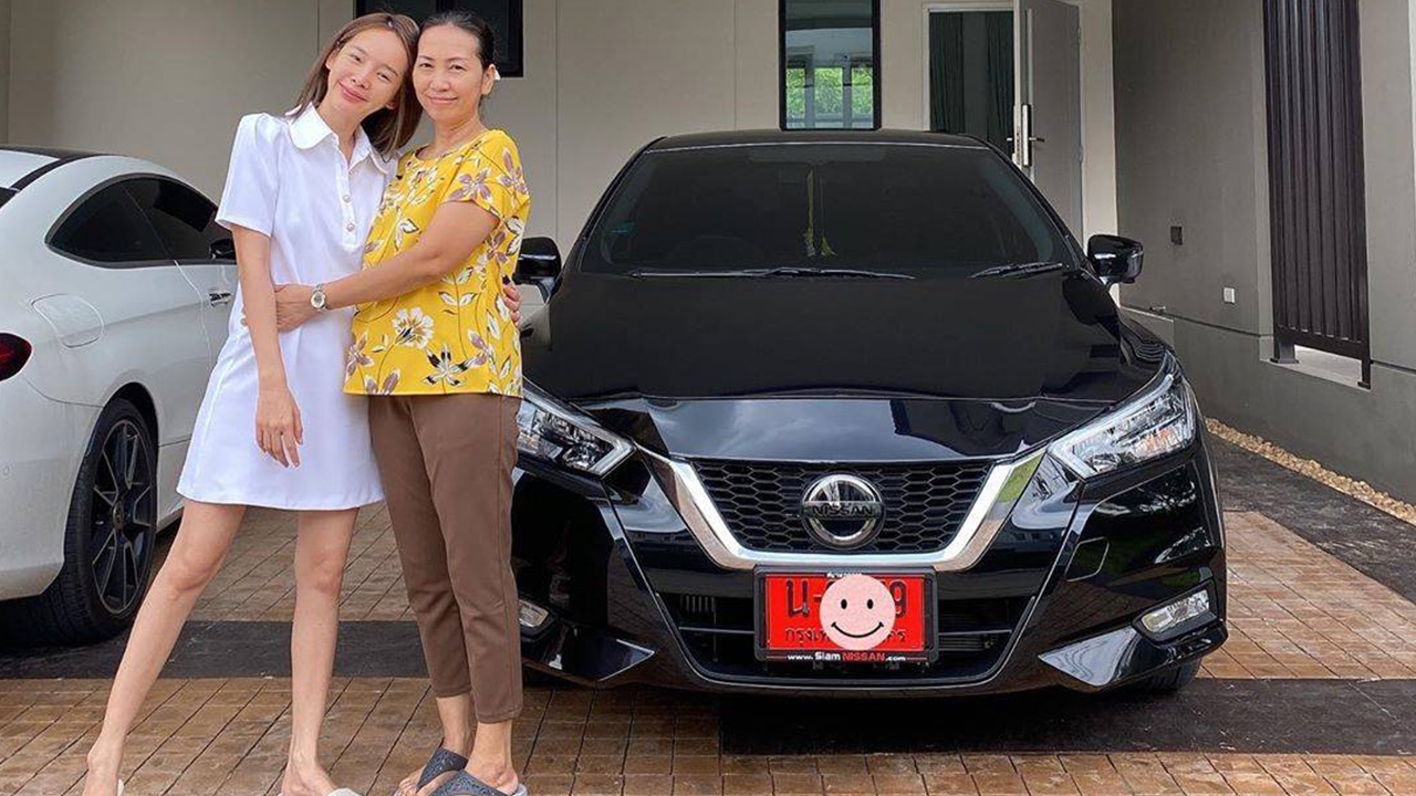 ปุ้มปุ้ย พรรณทิพา ซื้อรถป้ายแดงให้แม่ในวันเกิดตัวเอง พร้อมทั้งเผยเลขเด็ด