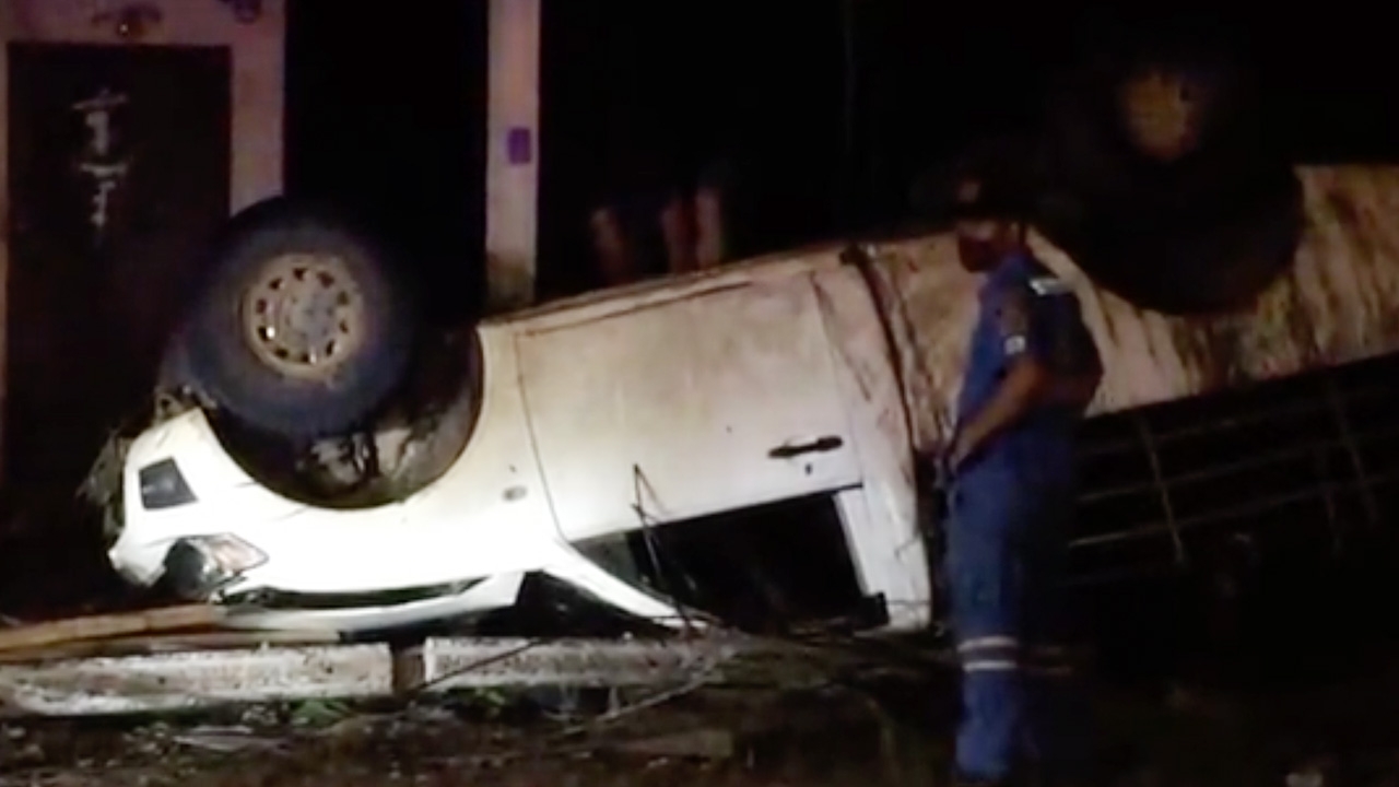 หนุ่มขับกระบะฝ่าสายฝน เสียหลักแหกโค้งชนเสาไฟฟ้ารถคว่ำดับสลด