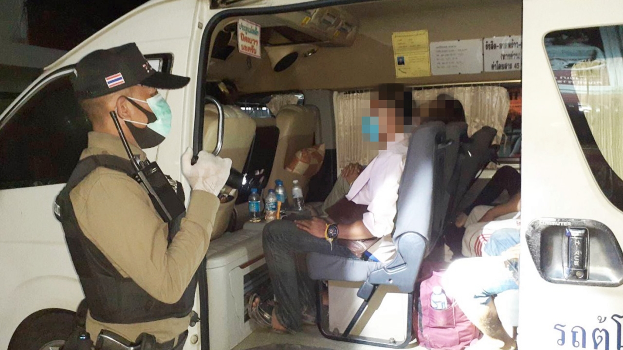 รวบ 14 แรงงานลาว ซุกรถตู้โดยสาร หลบหนีเข้าทำงานในไทย