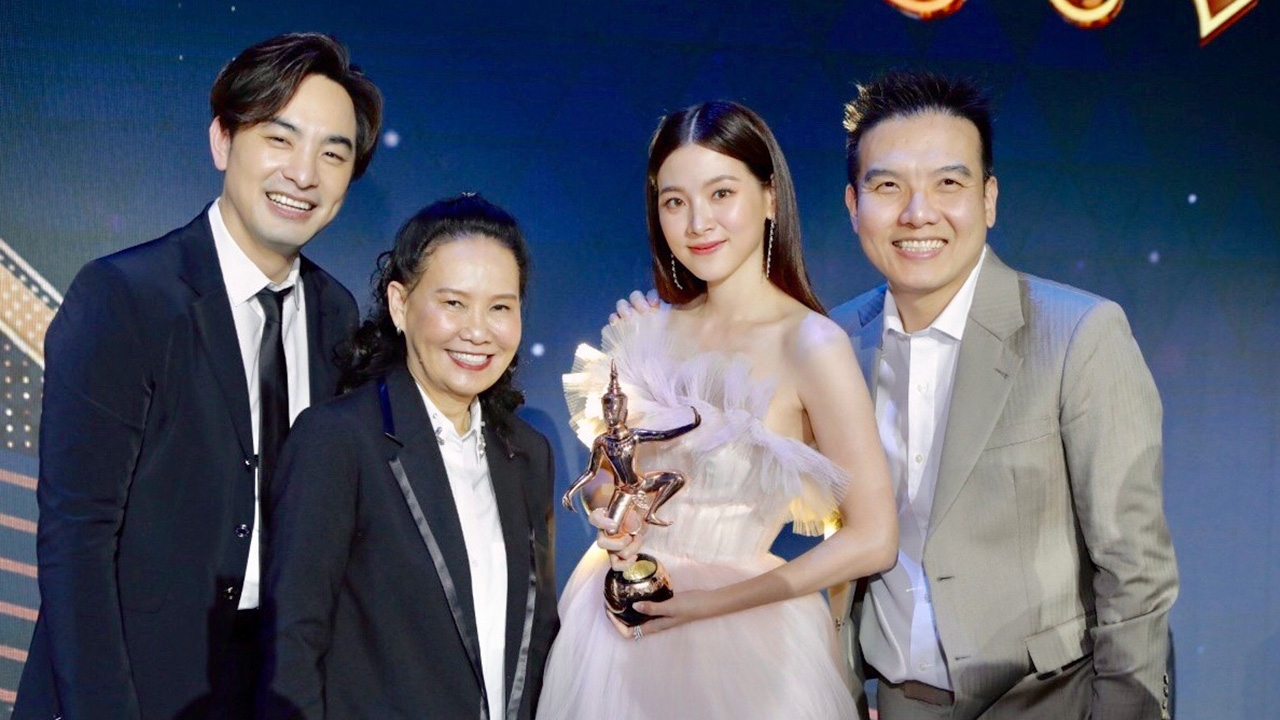 เช้นจ์2561ปลื้มมาก ใบเฟิร์น คว้ารางวัลนำหญิงยอดเยี่ยม รางวัลนาฏราช จากใบไม้ที่ปลิดปลิว