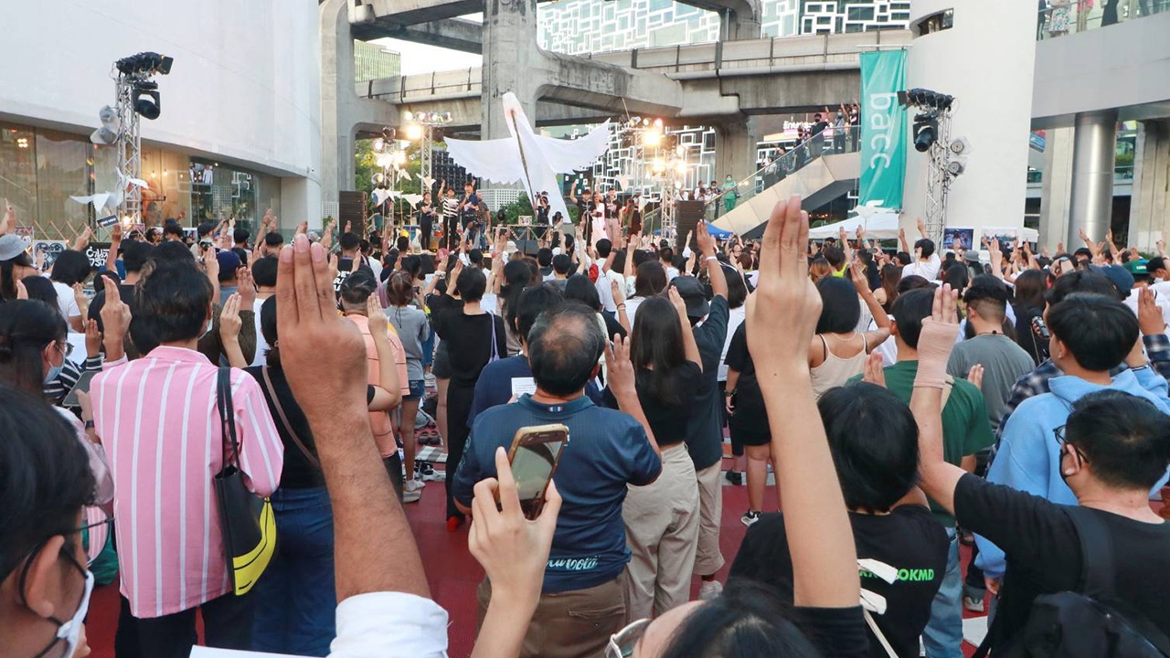 กลุ่มศิลปินรวมตัวจัดกิจกรรม “Act สิ Art” หน้าหอศิลปฯ ไม่จำนนต่ออำนาจรัฐ