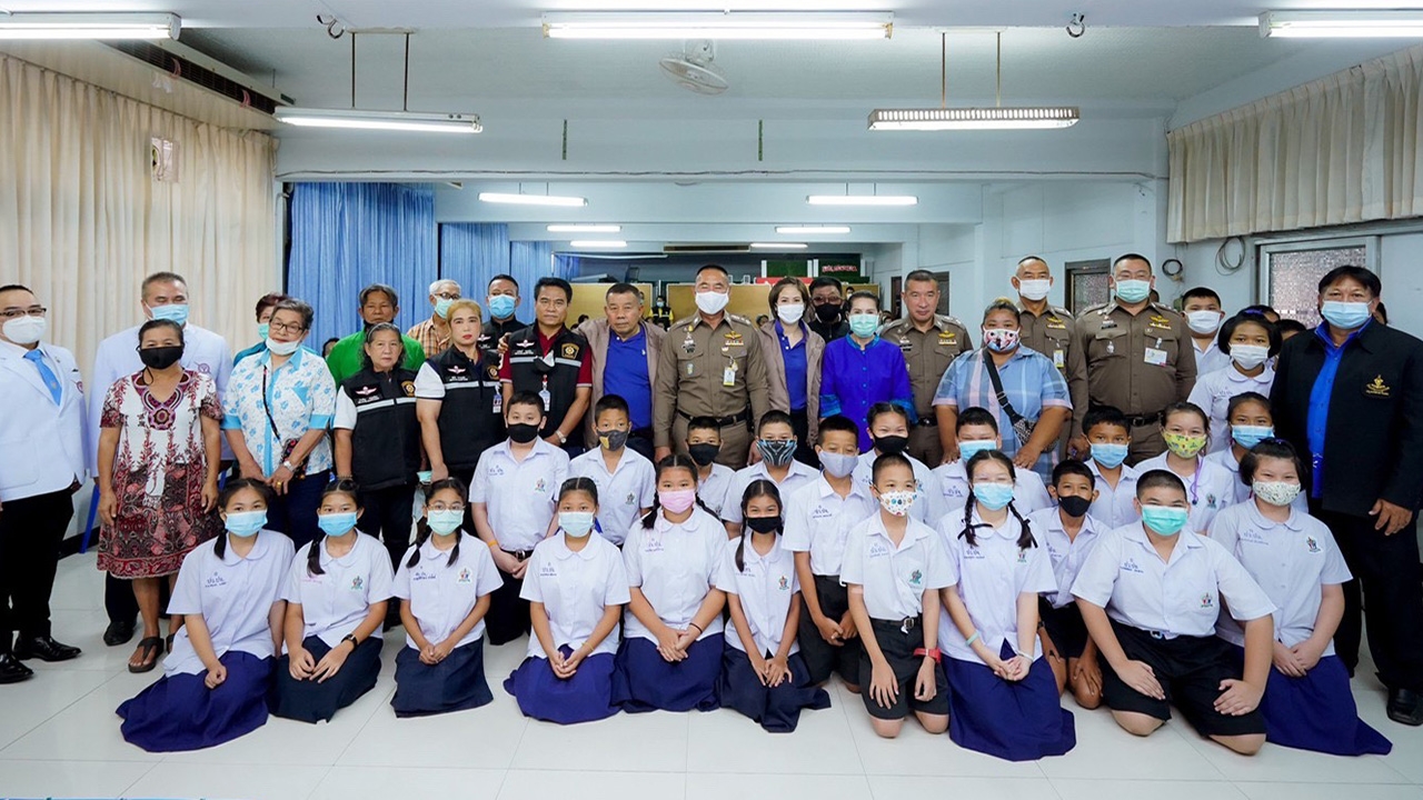 กมธ.ตำรวจ-บช.น. เปิดเวทีรับฟังปัญหาชาวชุมชนบ่อนไก่ ร่วมต้านยานรก