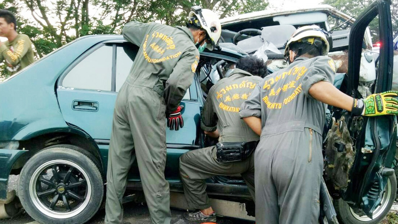 ทนายใหม่ชะตาขาด ซิ่งเก๋งพุ่งข้ามเลนชนรถตู้ดับ ก่อนถึงบ้าน 3 กม.