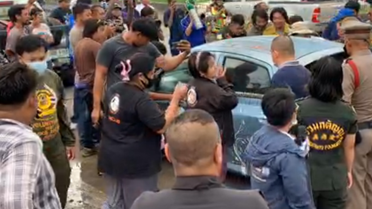 สาวพาพิตบูล 3 ตัว วนหาบ้านจนน้ำมันหมด จอดรถนอนริมถนน วุ่น ยิงยาสลบ