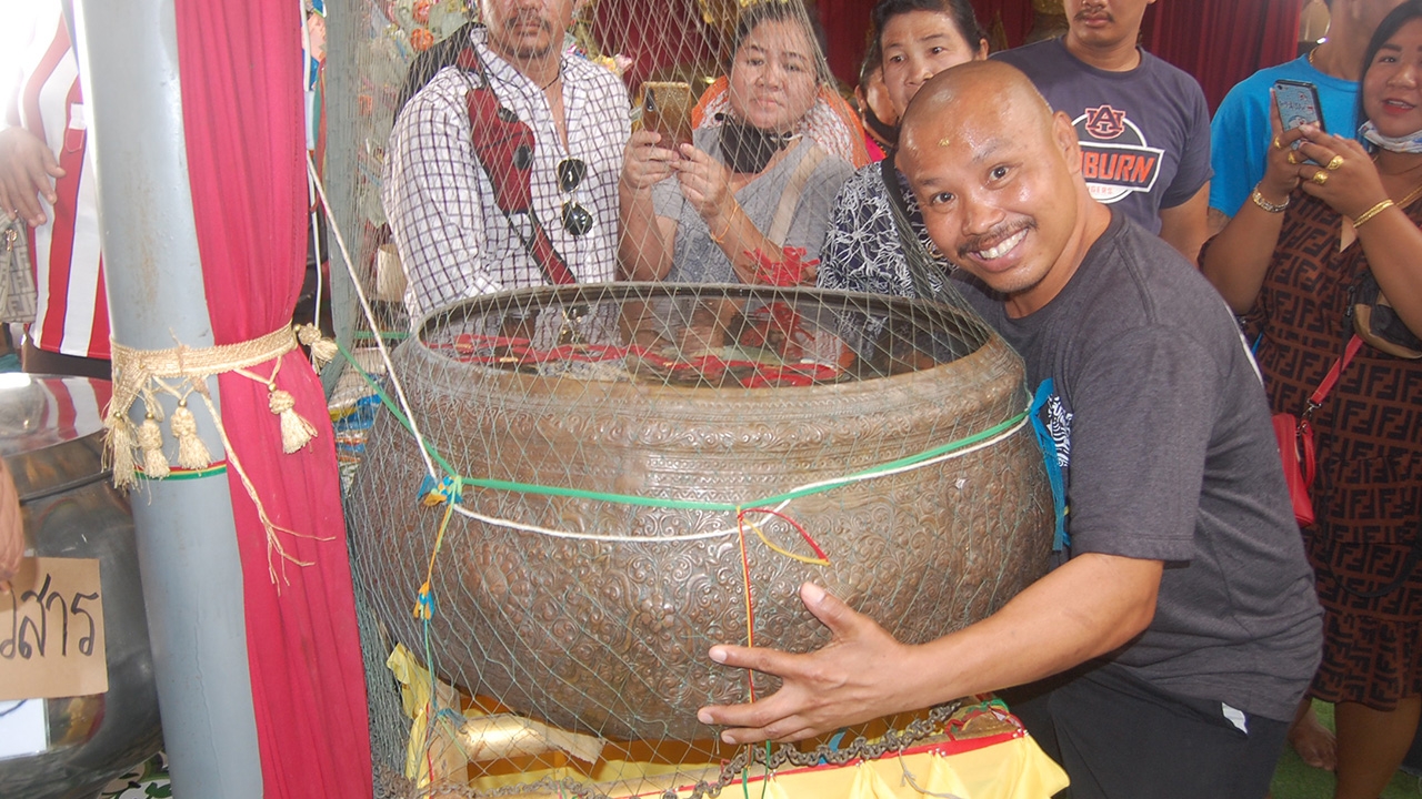 เลขเด็ดอ่างน้ำมนต์ "ฤาษีเณร" ให้โชค "ตาลือ ตกบ้าน" ถูกหวยมาแล้ว 13 งวด