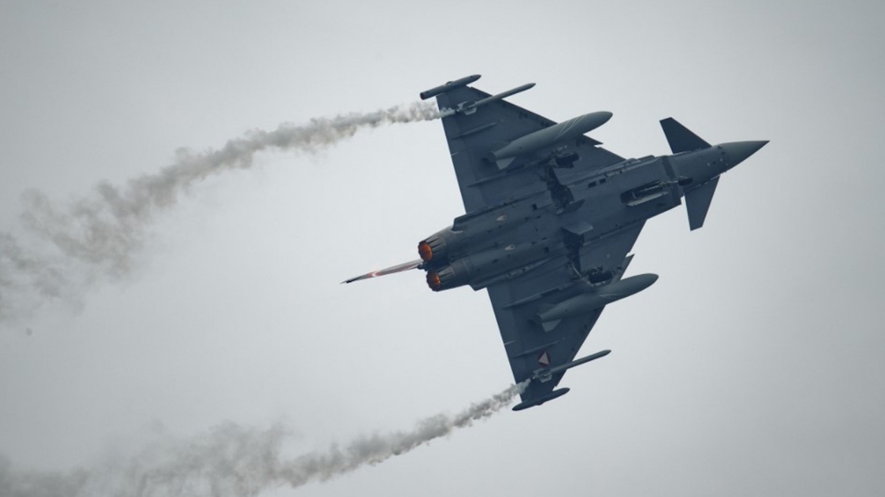 ผู้โดยสารไรอันแอร์ระทึก UKส่งบินขับไล่ประกบ พบวัตถุต้องสงสัย จับชาย 2 คน