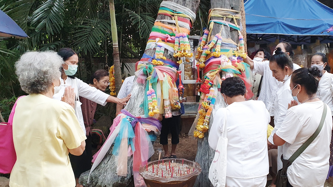 แห่ขอ "เลขเด็ด" แม่ตะเคียนเงิน-ตะเคียนทอง หลังมีคนถูกหวยมาแล้ว 9 งวดติด