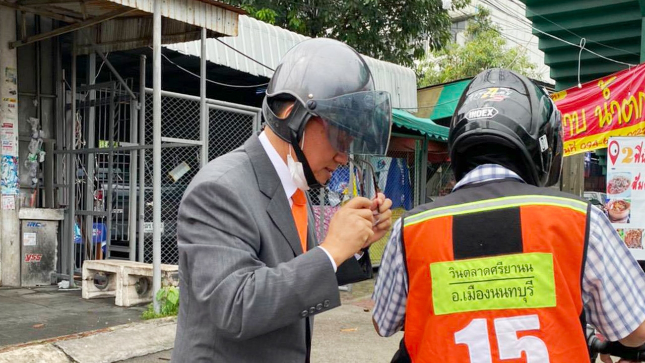 ฝนทำพิษ รมว.ยุติธรรม โดดขึ้นวิน จยย. เข้าชี้แจงกฎหมายสภา ทันเวลาพอดี