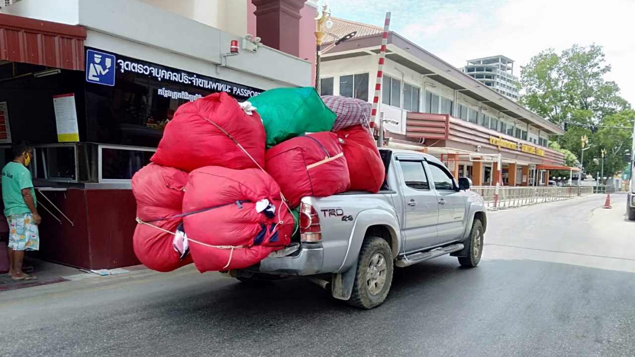 แม่ค้าเขมร ทิ้งตลาดโรงเกลือ ขนของกลับประเทศ ขายเลหลังที่ปอยเปต