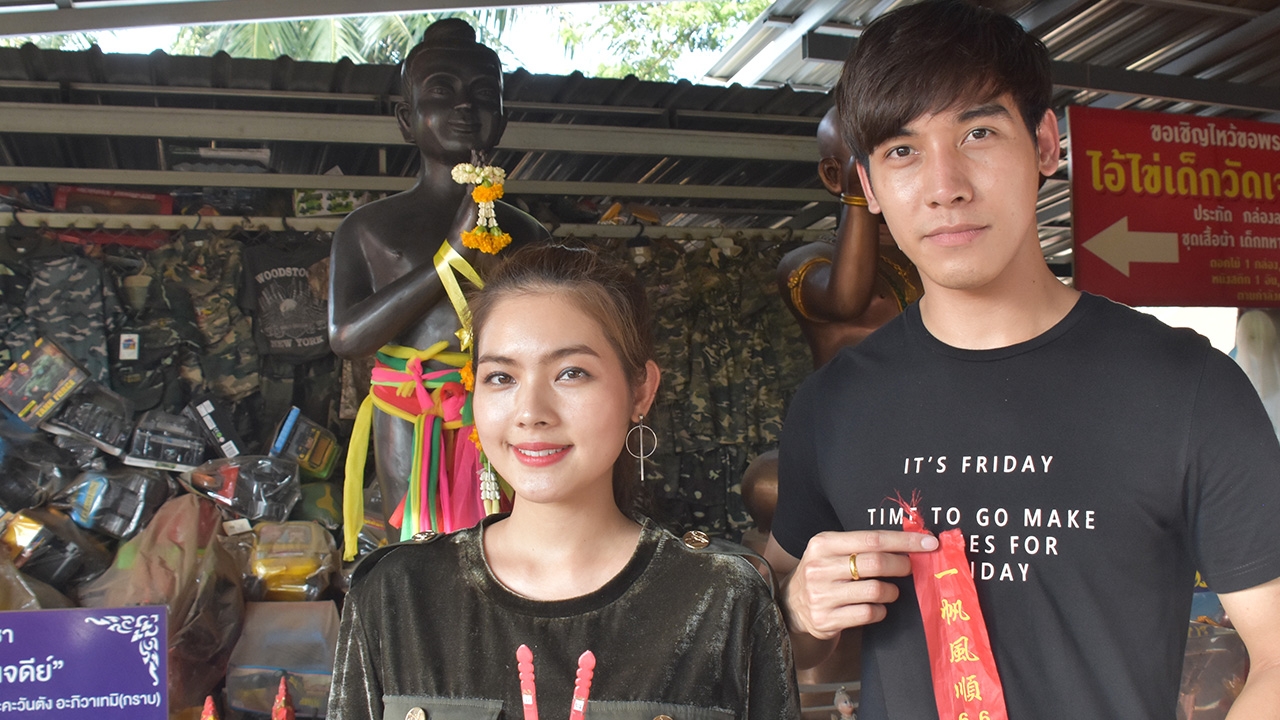 โบนัส-ปาร์ค ดาราทำบุญ "วัดสว่างอารมณ์" ไม่หวง "เลขเด็ด" เซียมซี หางประทัด