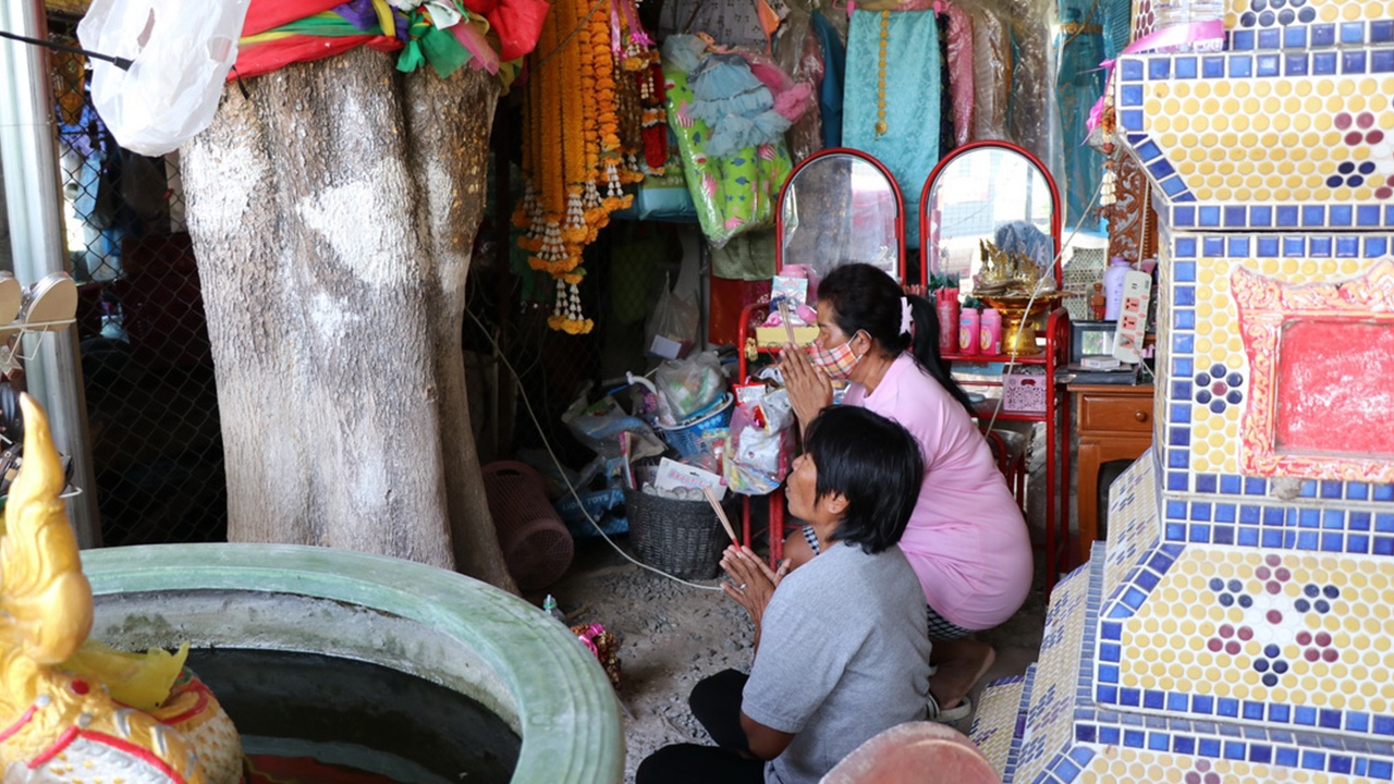 แห่ส่อง "เลขเด็ด" แม่แพรวา น้องกรุ๋งกริ๋ง หลังให้โชคชาวบ้านถูกหวยหลายงวด