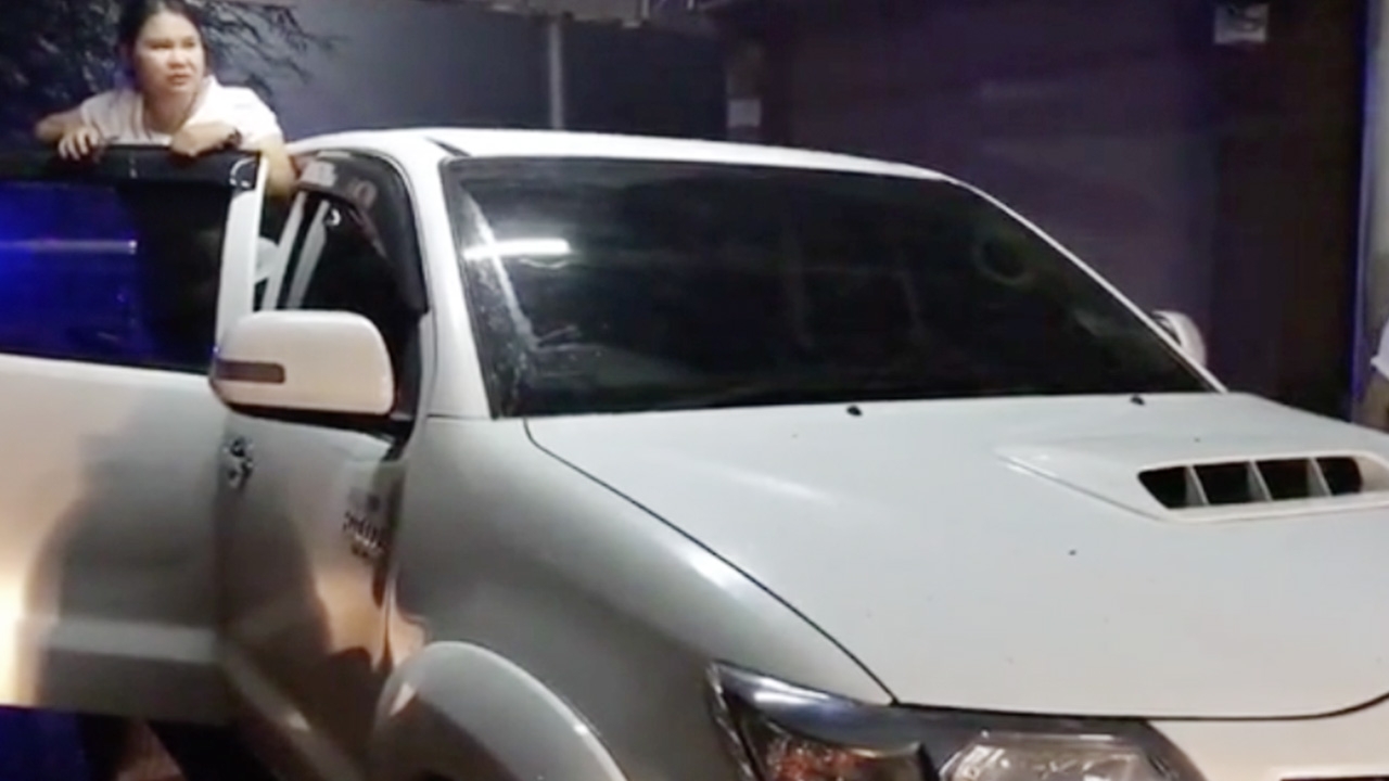 สาวกาฬสินธุ์ขับรถกลับบ้าน ผ่านต้นไม้ใหญ่เจองูตกลงใส่ เชื่อมาให้โชคแน่