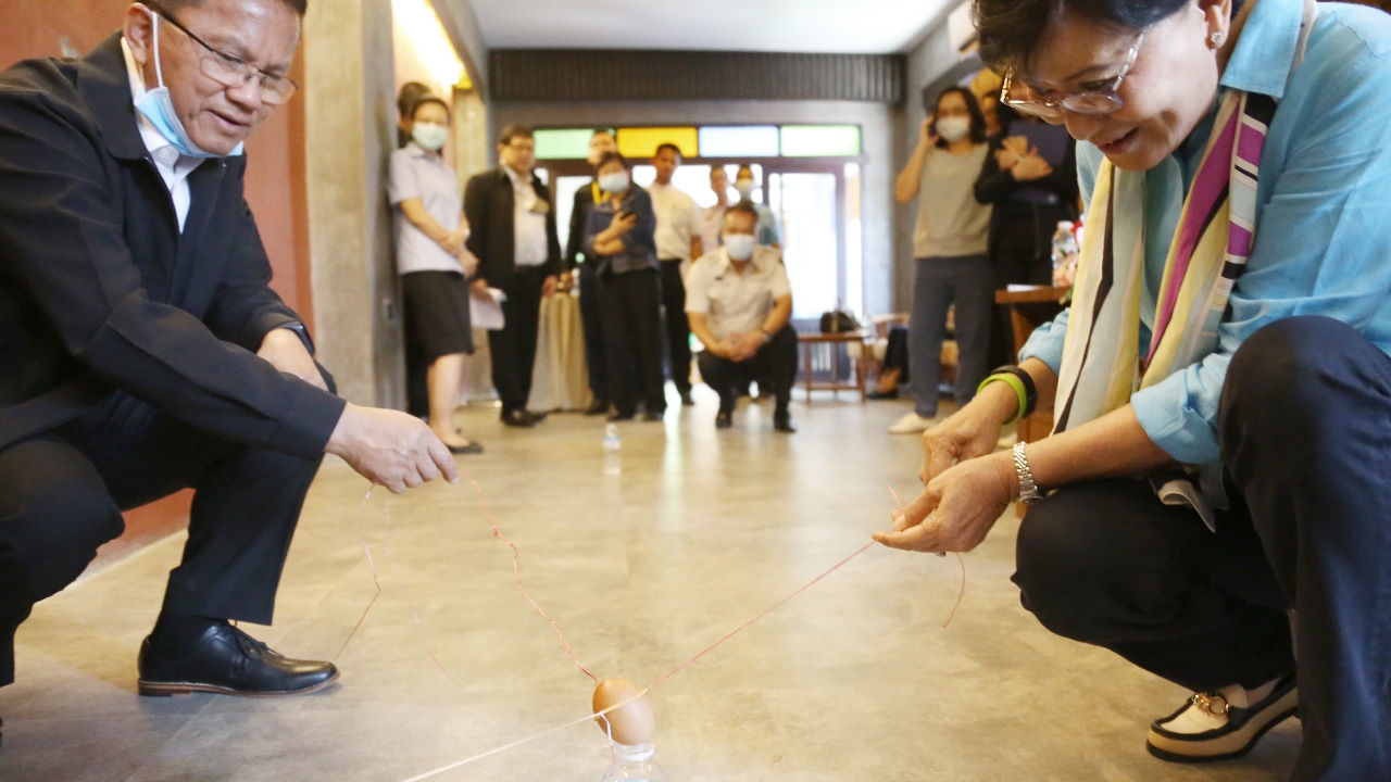 "สมศักดิ์" ร่วม "คุณหญิงกัลยา" ชู โมเดล "บำบัดผู้ติดยาเสพติดด้วยครอบครัว"