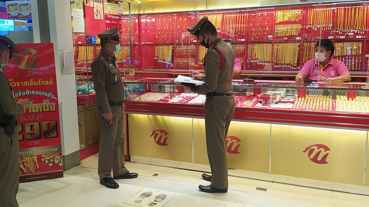 หนุ่มทำทีซื้อทอง ก่อนคว้าเส้น 3 บาทวิ่งหนีหาย ในห้างดังนครชัยศรี