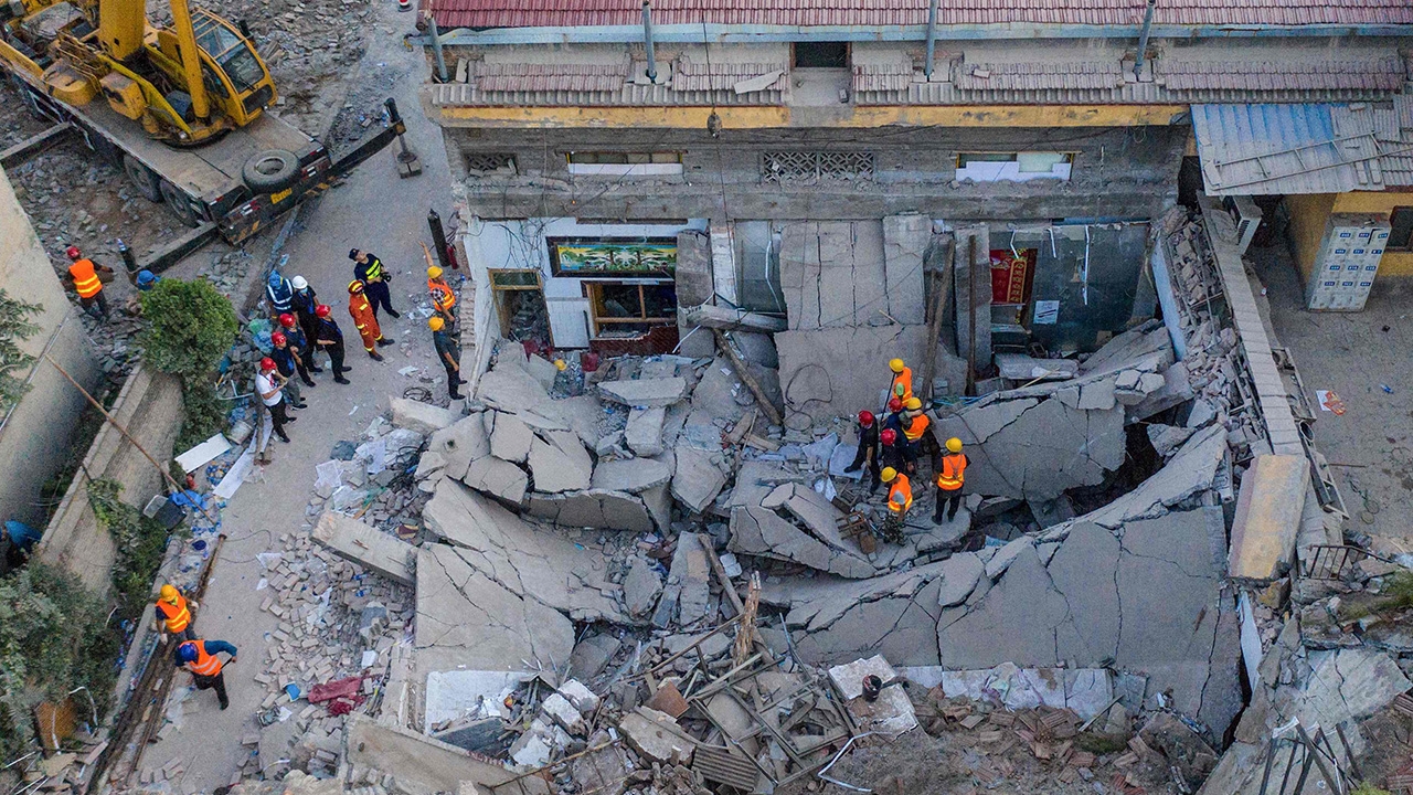 สลด ร้านอาหารจีน 2 ชั้นพังถล่มทับลูกค้า ดับ 17 ศพเจ็บอื้อ