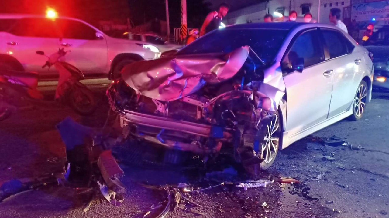 เก๋งเสียหลักข้ามเกาะกลางถนน ชนรถอีกฝั่งยับเยิน 5 คันดับ 1 สาหัส 1