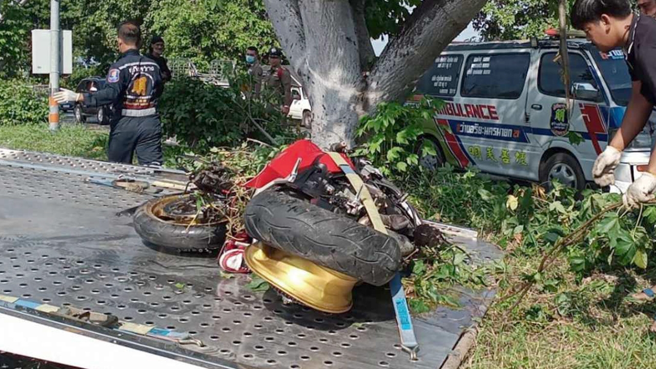 หนุ่ม 17 ขี่บิ๊กไบค์ดูคาติ เที่ยวน้ำตก เหินชนต้นไม้พังยับดับสลด 