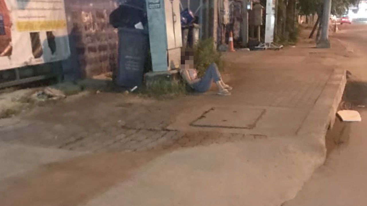 หนุ่มใจหล่อช่วย "สาวเมา" นั่งคนเดียวริมถนน ยอมรอเป็นเพื่อนจนมีคนมารับ