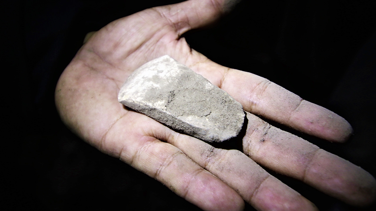 นักโบราณคดีพบ ขวานหินในถ้ำที่กระบี่ คาดเป็นของใช้มนุษย์ยุค 4 พันปีก่อน