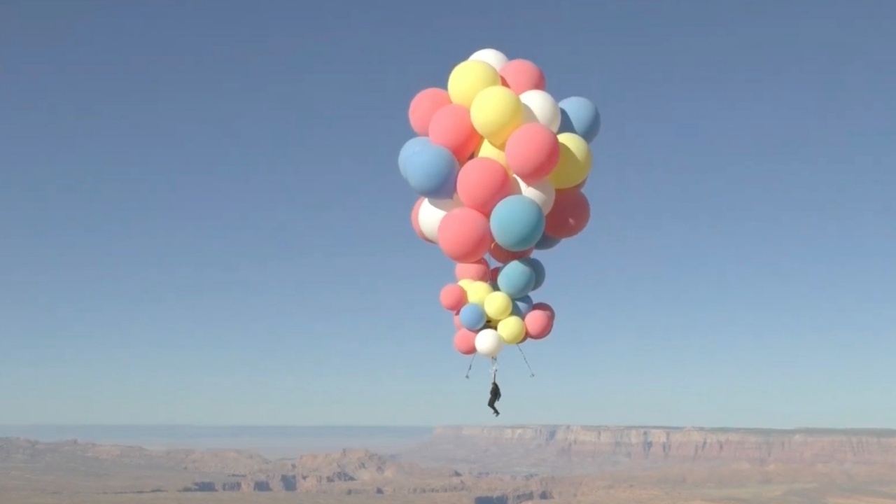 นักมายากลอเมริกันโชว์เสี่ยงตาย ผูกลูกโป่ง 52 ลูกลอยฟ้า 25,000 ฟุต (คลิป)