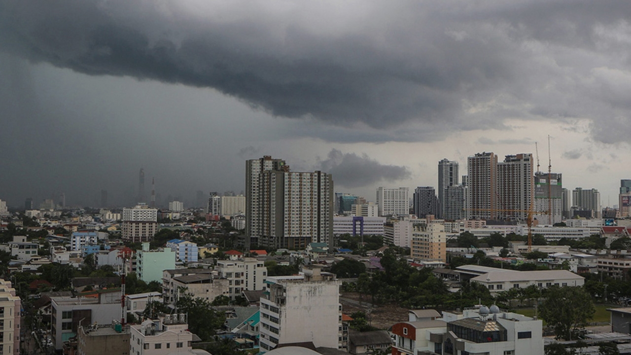 สภาพอากาศวันนี้ ฤทธิ์มรสุมทำฝนหนัก เตือนถล่ม 26 จว.ระวังน้ำท่วม-น้ำป่า