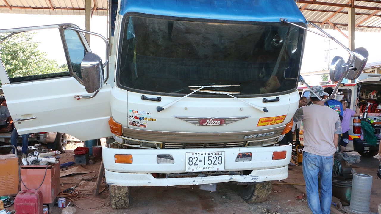 หนุ่มรถดัมพ์กำแพงเพชร มุดซ่อมรถแต่โชคร้าย ถูกกระบะท้ายร่วงทับตายคาที่