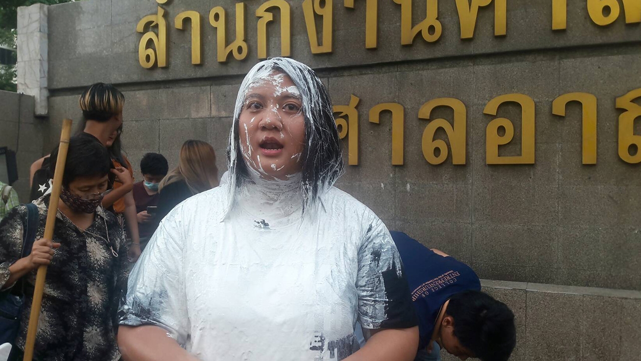 ศาลให้ประกันตัว “อั๋ว จุฑาทิพย์” คดีร่วมกิจกรรมอนุสาวรีย์ประชาธิปไตย