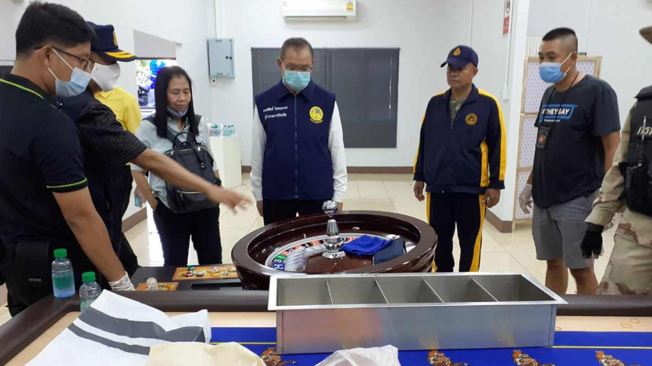 ผู้ว่าฯณรงค์ศักดิ์ นำทลายบ่อนกลางเมืองลำปาง รวบนักพนัน 19 คน 