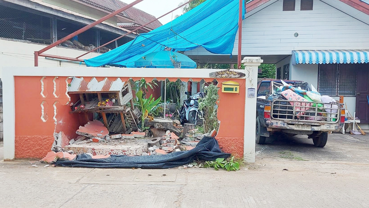 คอหวยแห่ถาม "เลขเด็ด" บ้านที่เพชรบูรณ์ หลังเก๋งเมาแล้วขับ พุ่งชนกำแพงบ้าน